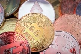 "بيتكوين" تتلقى لكمة جديدة من ايلون ماسك تعمق خسائرها