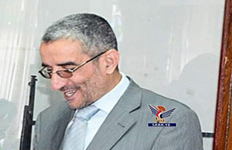 رئيس مكافحة الفساد يتسلم إقرار الذمة المالية من رئيس مصلحة الضرائب