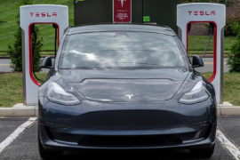 اخيرا.. "تيسلا" تدخل نادي التريليون دولار