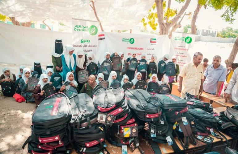 العون المباشر توفر عشرة آلاف حقيبة مدرسية في اليمن