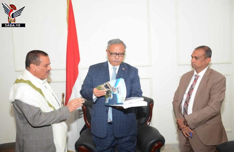 وزير الصناعة يسلم رئيس الوزراء تقرير الوزارة حول نشاطها للعام الماضي