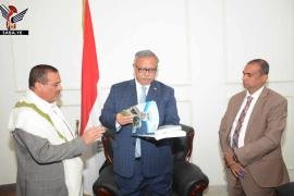 وزير الصناعة يسلم رئيس الوزراء تقرير الوزارة حول نشاطها للعام الماضي