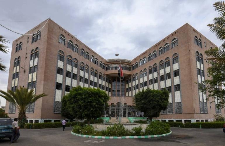 وزير الصناعة يناقش مع منسق الأمم المتحدة للشؤون الإنسانية تأثيرات احتجاز سفن النفط والغذاء والدواء على الوضع الإنساني في اليمن