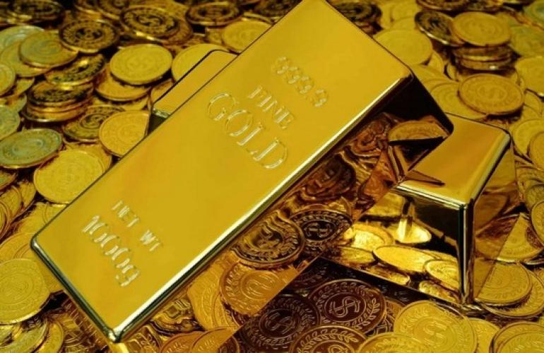 الذهب يغلق منخفضاً ويسجل مكاسب شهرية للمرة الأولى منذ مارس