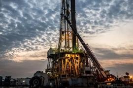 النفط يصعد اليوم الثلاثاء بفعل مخاوف من تأثير عاصفة على الإمدادات في أميركا