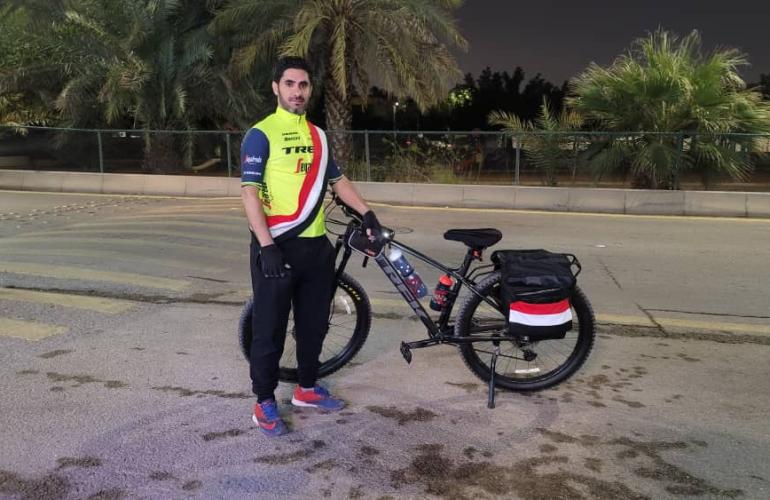 لاعب دراجات هوائية يمني يقوم برحلة برية لحضور بطولة خليجي 25.