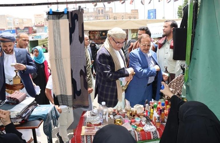 وزير الاقتصاد يزور سوق الخميس للأسر المنتجة