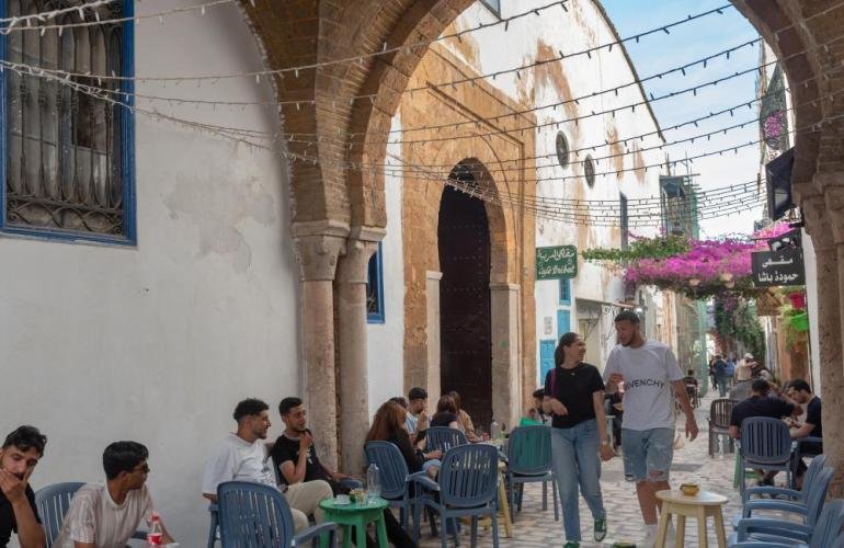 تونسيون يكافحون البطالة بمشاريع المقاهي والمطاعم الشعبية