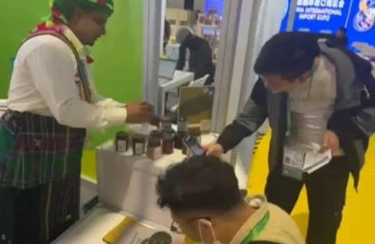 العسل اليمني يلفت الأنظار في معرض شانغهاي الدولي للأغذية