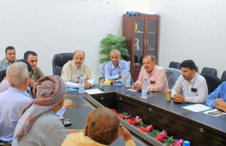 نائب وزير الاقتصاد يطلع على سير العمل في مكتب الحديدة ويزور عددا من المصانع المتعثرة