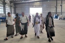 القائم بأعمال وزير الاقتصاد يزور عددا من المصانع المتعثرة وأخرى قيد الإنشاء في الحديدة 