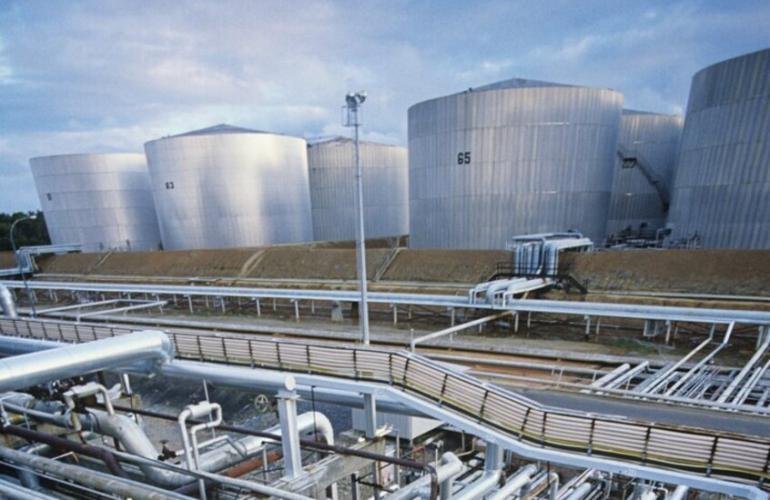 وكالة الطاقة تحذر من انهيار الطلب والإمدادات بسبب حصار مضيق هرمز