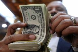 المصريون في الخارج يحطمون الرقم القياسي ويرفعون تحويلاتهم إلى مستوى تاريخي