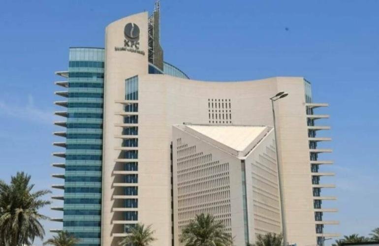 الكويت تستهدف استعادة 70% من إنتاجها النفطي خلال 8 أسابيع بعد إعادة فتح مضيق هرمز