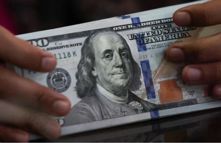 البنوك المركزية تعيد النظر في هيمنة الدولار للمرة الأولى منذ ثمانية عقود