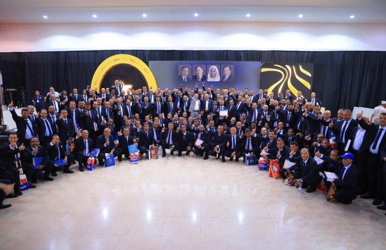 رئيس مجلس إدارة إقليم اليمن بمجموعة هائل سعيد أنعم وشركاه يلتقي العمال والكفاءات الشابة ويكرّم قدامى الموظفين والشركات المتميزة