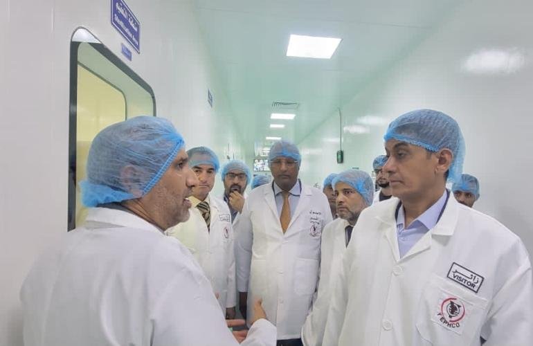 رئيس الهيئة العامة للاستثمار يزور الشركة اليمنية المصرية لصناعة الأدوية ويؤكد الحرص على توطين الصناعات الدوائية
