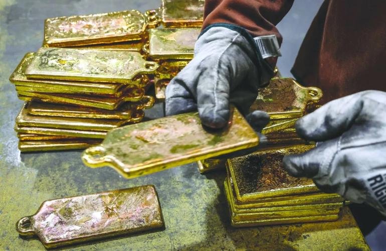 الذهب يصعد على وقع التوترات.. والدولار الضعيف يمنح المعدن الأصفر دفعة جديدة