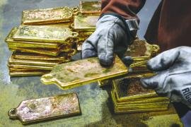 الذهب يصعد على وقع التوترات.. والدولار الضعيف يمنح المعدن الأصفر دفعة جديدة