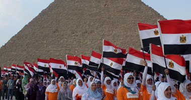 4550 طفلاً يرفعون علم مصر في الأهرامات